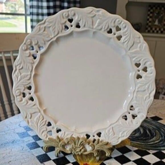 Set of 8 Vintage Portugal White Ceramic Reticulated Plates Hearts & Leaves 11" - Picture 3 of 6